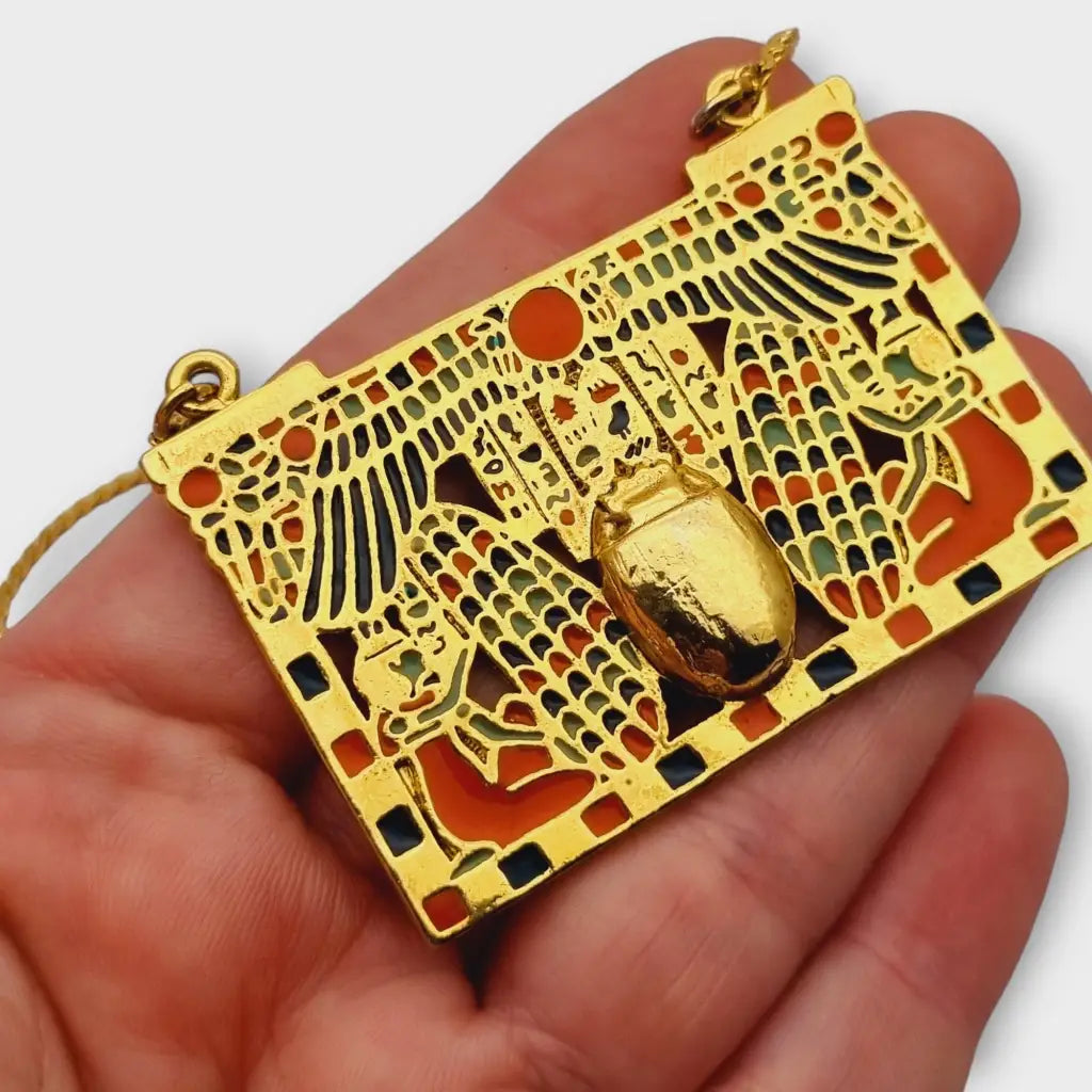 Collar dorado de joyería estilo renacimiento egipcio con placa esmaltada