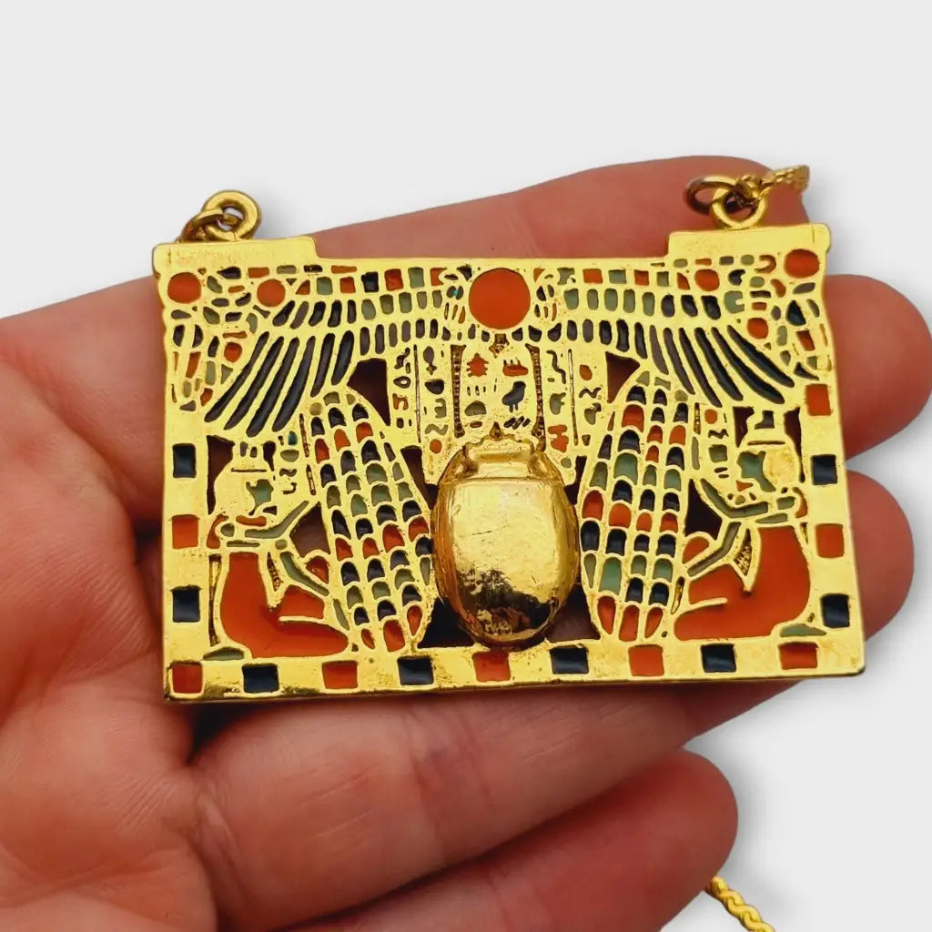Collar dorado de joyería estilo renacimiento egipcio con placa esmaltada