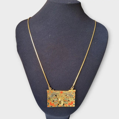 Collar dorado de joyería estilo renacimiento egipcio con placa esmaltada