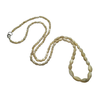 Collar largo de perlas nácar en color perla para mujer natural.