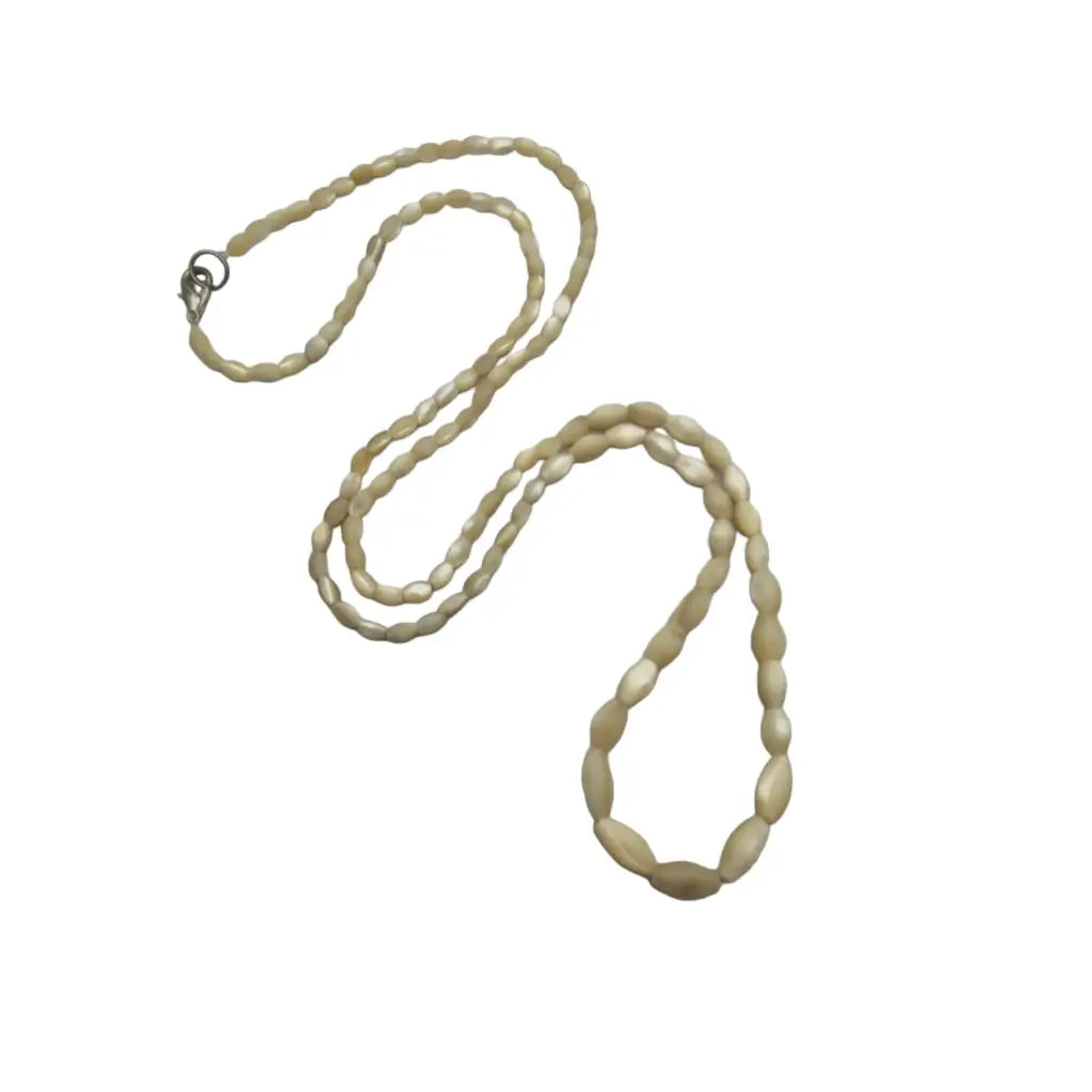 Collar largo de perlas nácar en color perla para mujer natural.