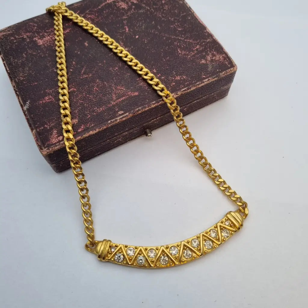 Collar de oro para mujer gargantilla con pedrería estilo años 80. Gargantilla