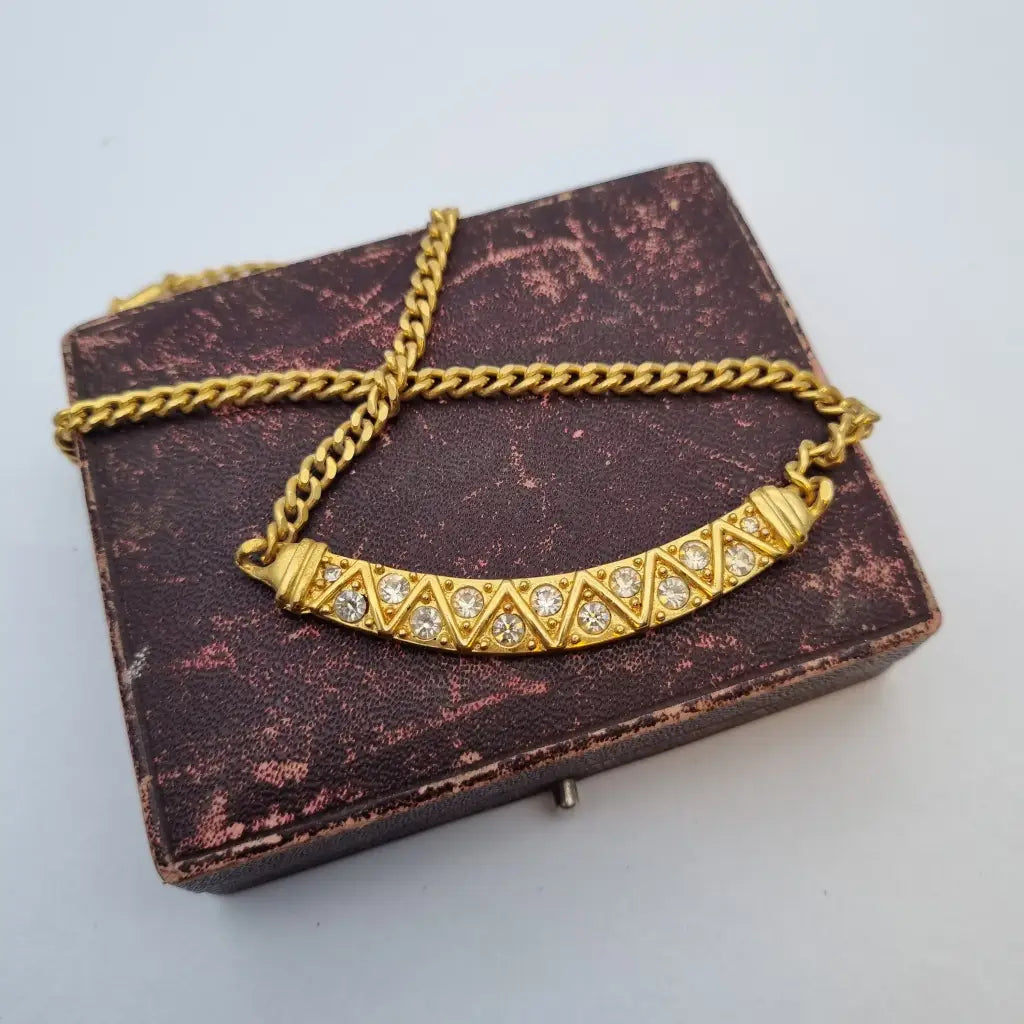 Collar de oro para mujer gargantilla con pedrería estilo años 80. Gargantilla