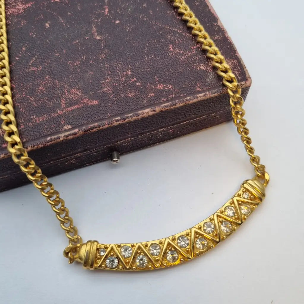Collar de oro para mujer gargantilla con pedrería estilo años 80. Gargantilla