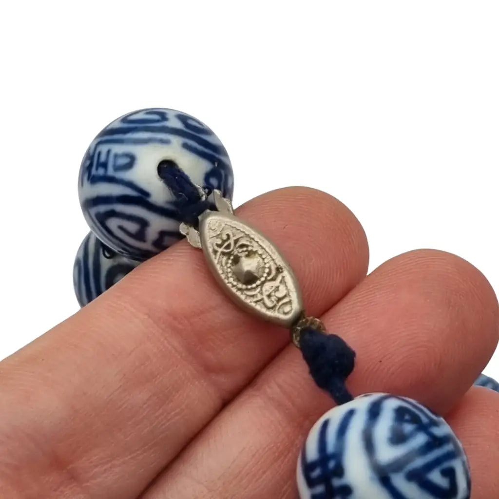 Collar vintage con cuentas de porcelana blanca y azul esmaltadas a mano