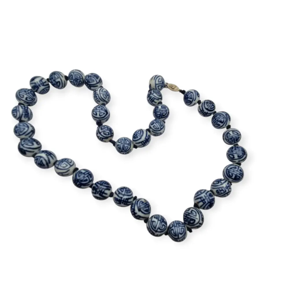 Collar vintage con cuentas de porcelana blanca y azul esmaltadas a mano