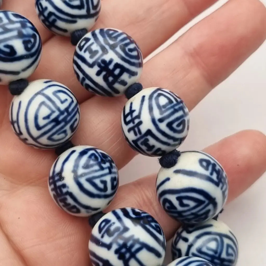 Collar vintage con cuentas de porcelana blanca y azul esmaltadas a mano