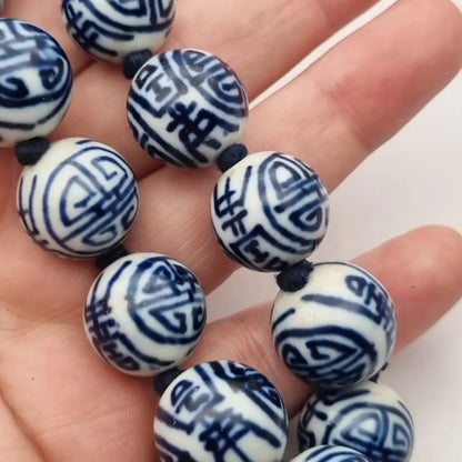 Collar vintage con cuentas de porcelana blanca y azul esmaltadas a mano