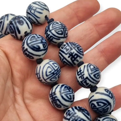 Collar vintage con cuentas de porcelana blanca y azul esmaltadas a mano