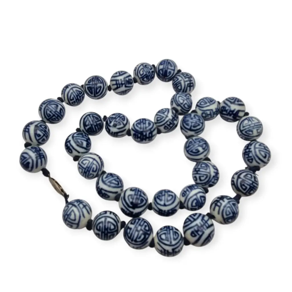 Collar vintage con cuentas de porcelana blanca y azul esmaltadas a mano