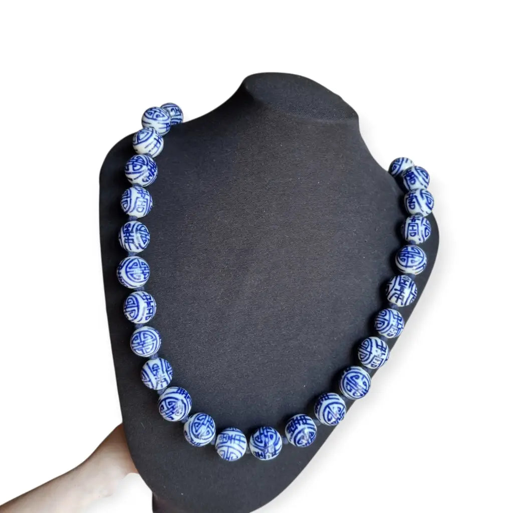 Collar vintage con cuentas de porcelana blanca y azul esmaltadas a mano