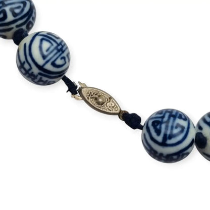 Collar vintage con cuentas de porcelana blanca y azul esmaltadas a mano