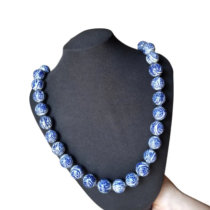 Collar vintage con cuentas de porcelana blanca y azul esmaltadas a mano