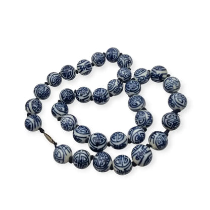 Collar vintage con cuentas de porcelana blanca y azul esmaltadas a mano