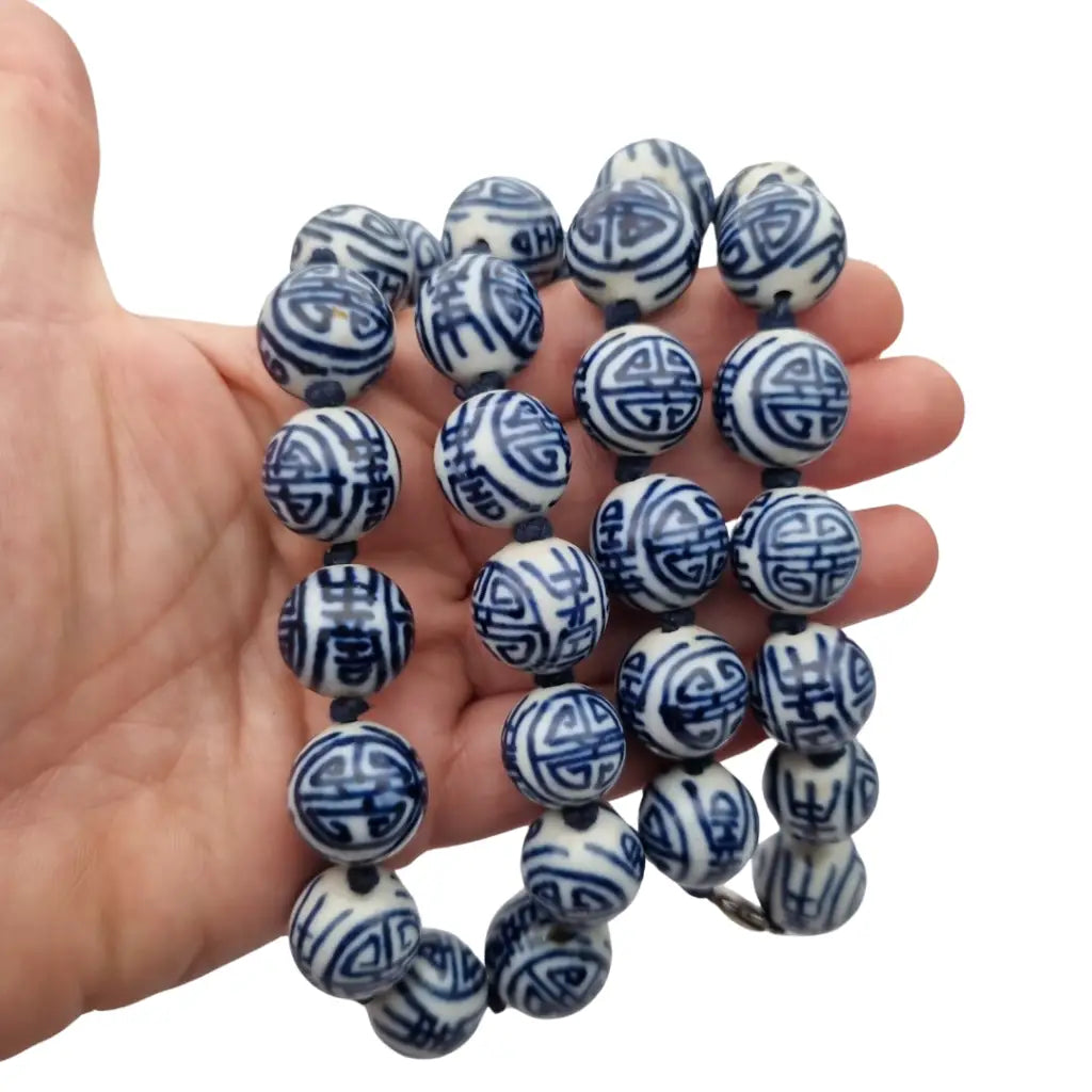 Collar vintage con cuentas de porcelana blanca y azul esmaltadas a mano