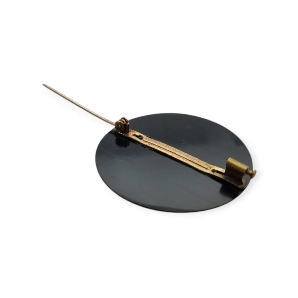 Colorido broche circular art déco con cuentas color azul turquesa década