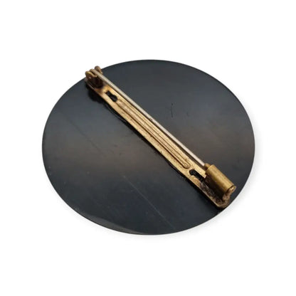 Colorido broche circular art déco con cuentas color azul turquesa década