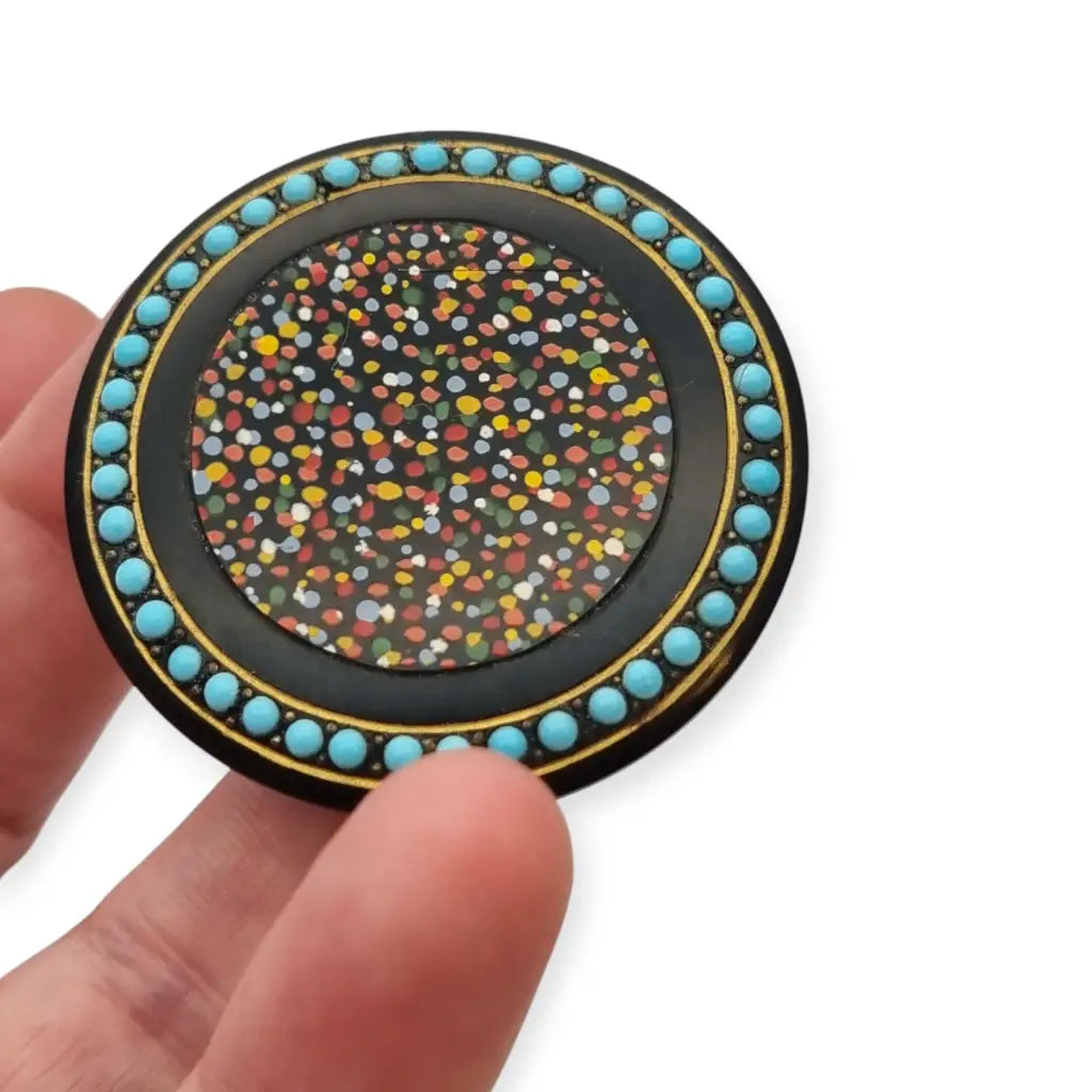 Colorido broche circular art déco con cuentas color azul turquesa década