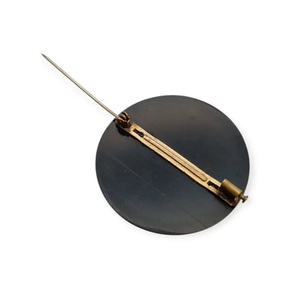 Colorido broche circular art déco con cuentas color azul turquesa década