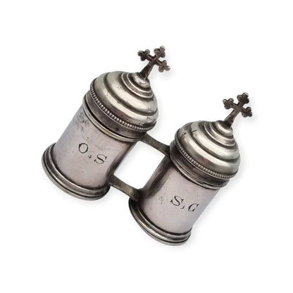 Crismera doble antigua litúrgica en metal tono plateado con cruces siglo XX