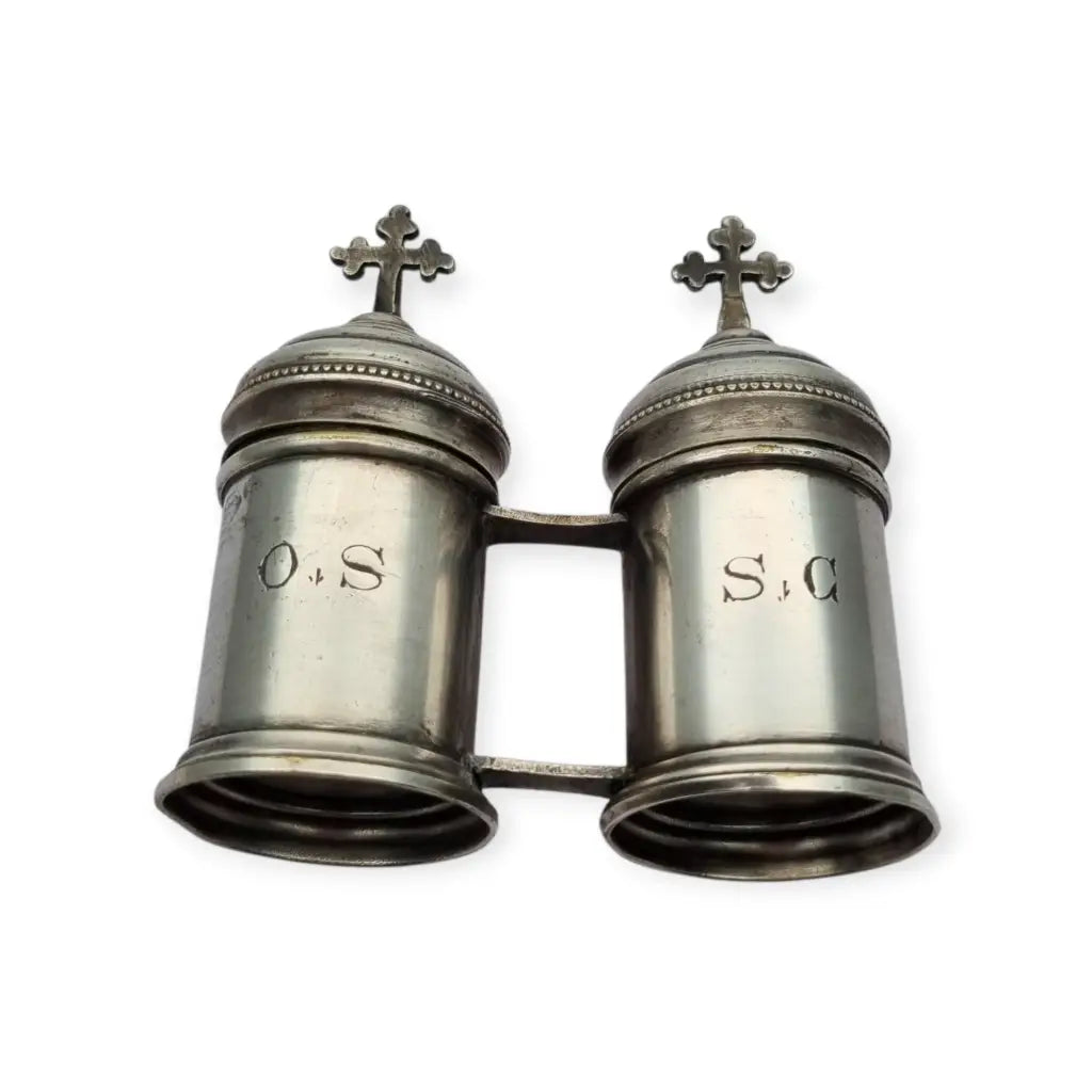 Crismera doble antigua litúrgica en metal tono plateado con cruces siglo XX