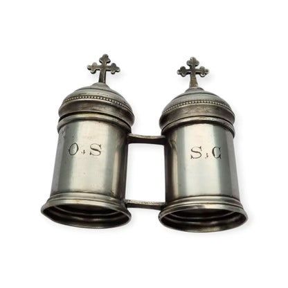 Crismera doble antigua litúrgica en metal tono plateado con cruces siglo XX