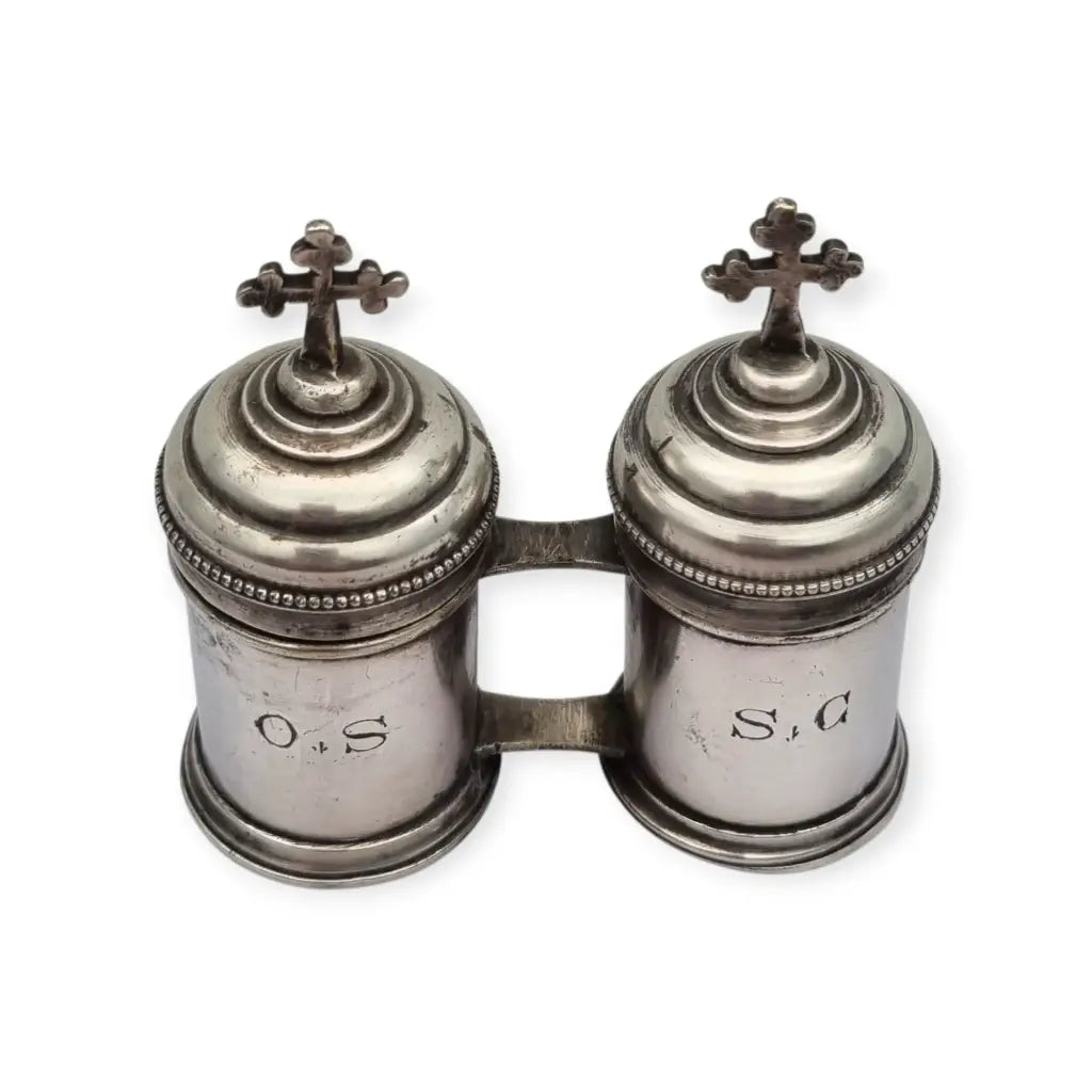 Crismera doble antigua litúrgica en metal tono plateado con cruces siglo XX