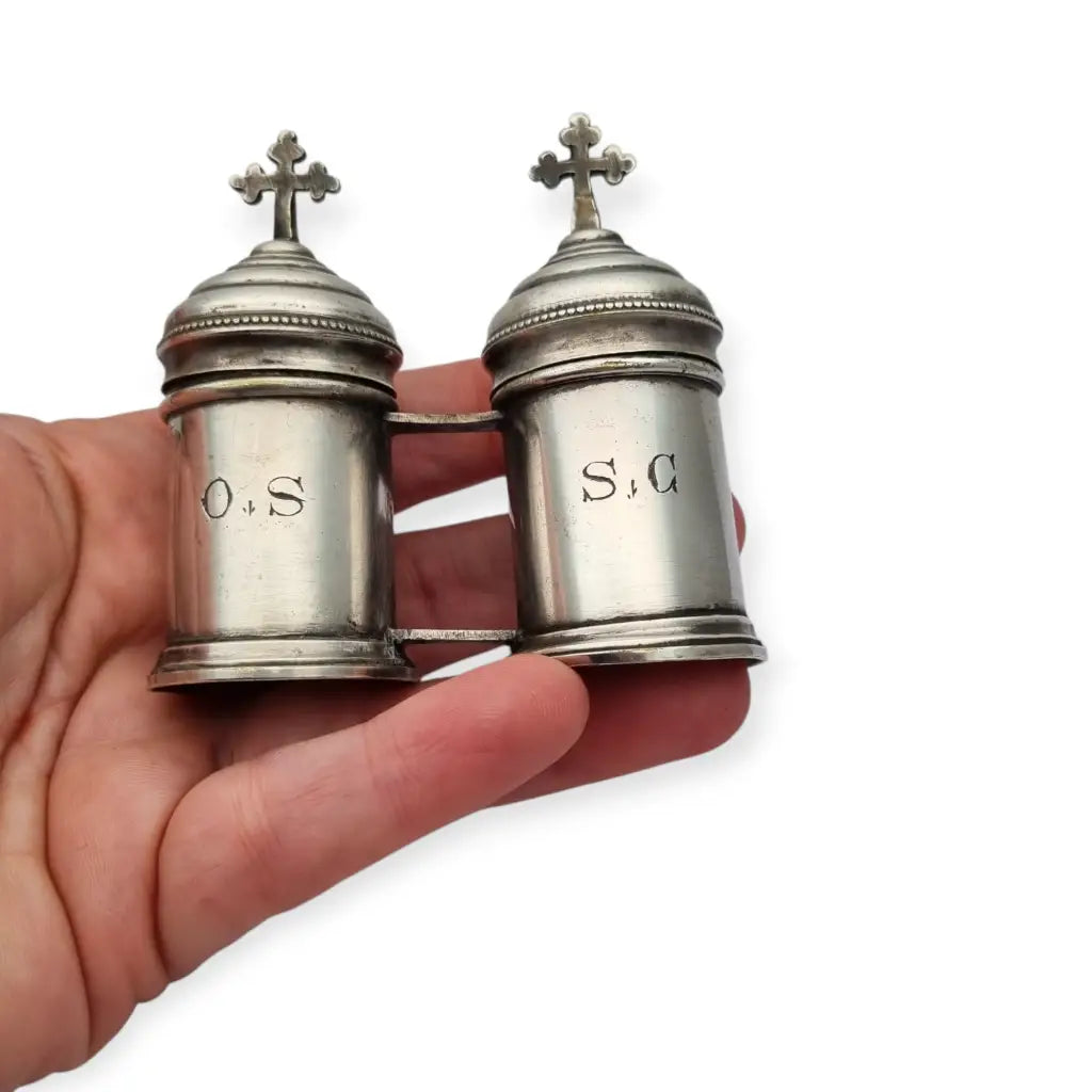 Crismera doble antigua litúrgica en metal tono plateado con cruces siglo XX