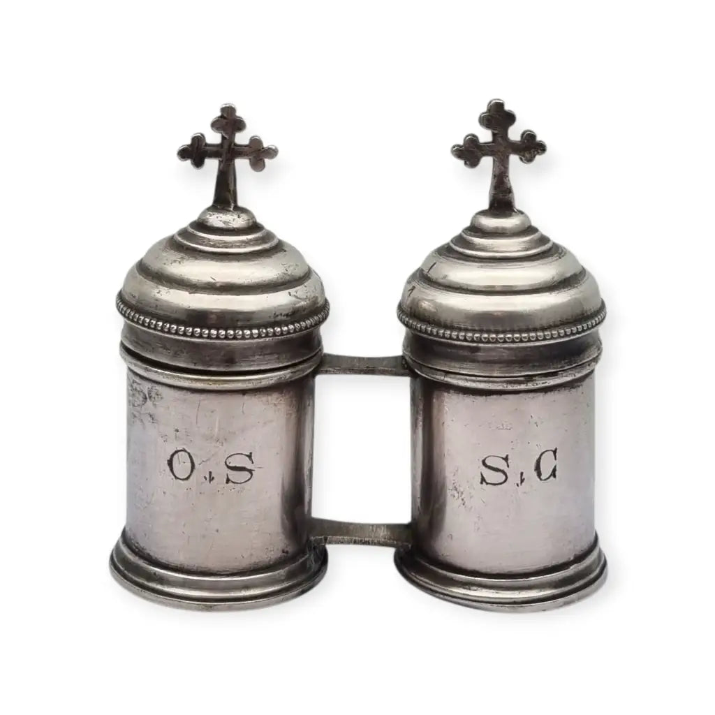 Crismera doble antigua litúrgica en metal tono plateado con cruces siglo XX