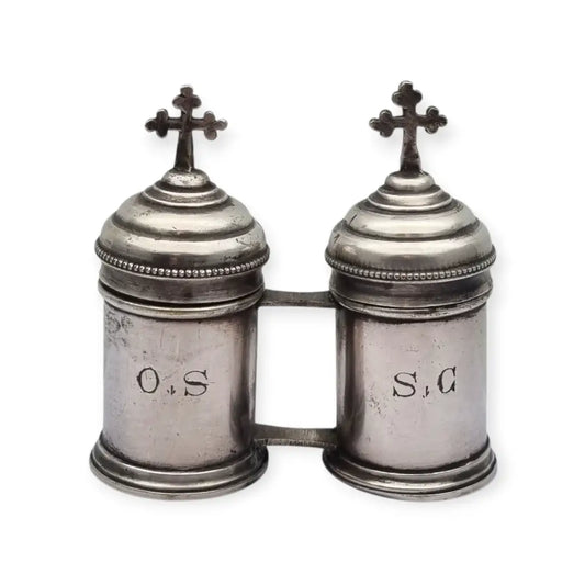Crismera doble antigua litúrgica en metal tono plateado con cruces siglo XX