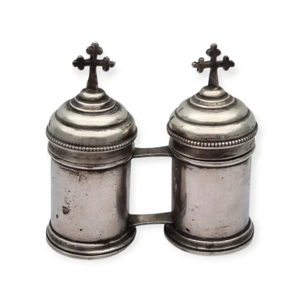 Crismera doble antigua litúrgica en metal tono plateado con cruces siglo XX