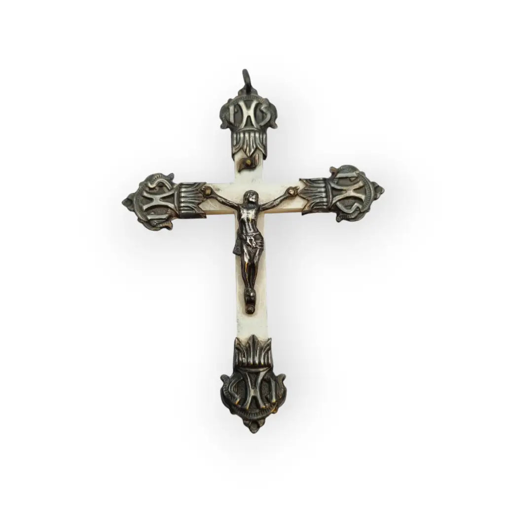 Crucifijo antiguo de nácar y plata con detalles religiosos en relieve regalos