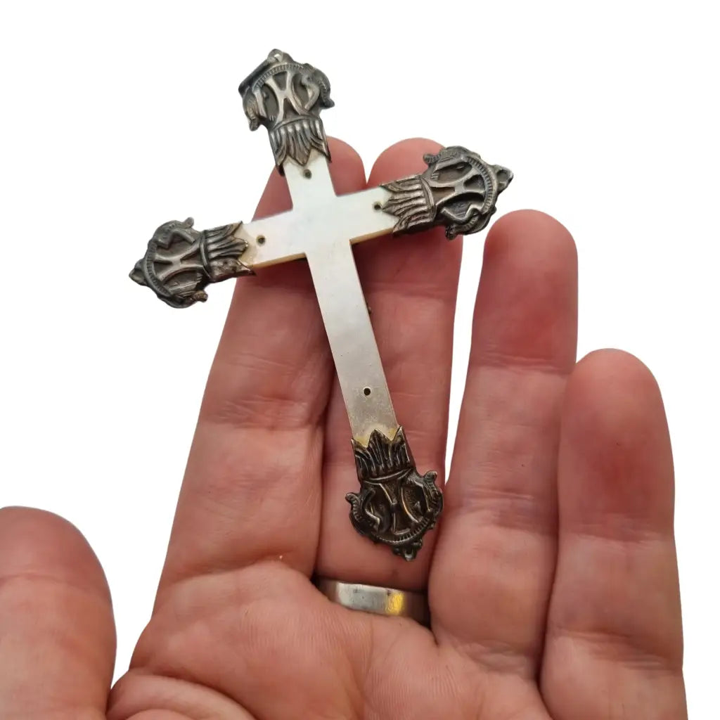 Crucifijo antiguo de nácar y plata con detalles religiosos en relieve regalos