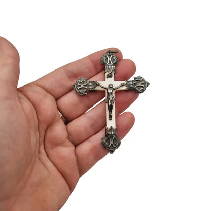 Crucifijo antiguo de nácar y plata con detalles religiosos en relieve regalos