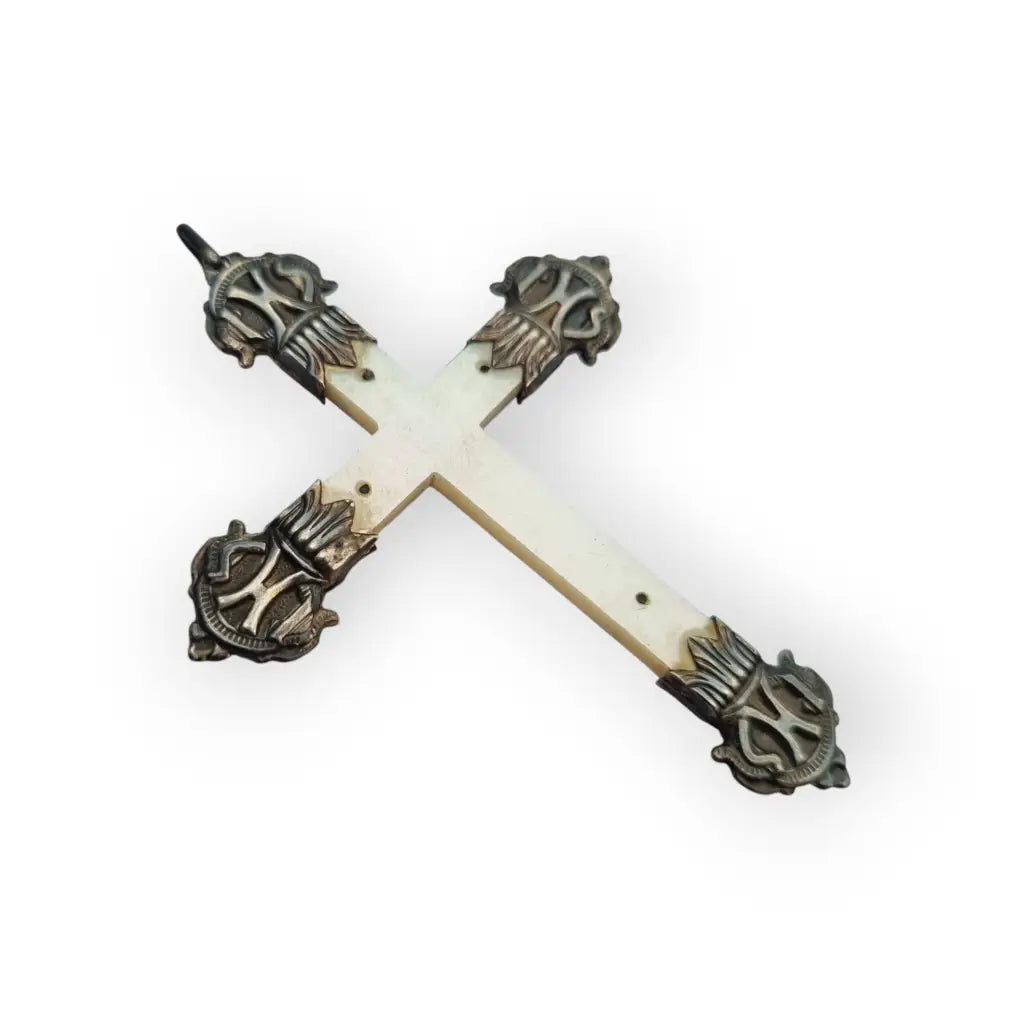 Crucifijo antiguo de nácar y plata con detalles religiosos en relieve regalos