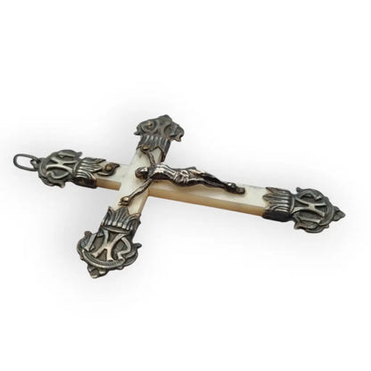 Crucifijo antiguo de nácar y plata con detalles religiosos en relieve regalos