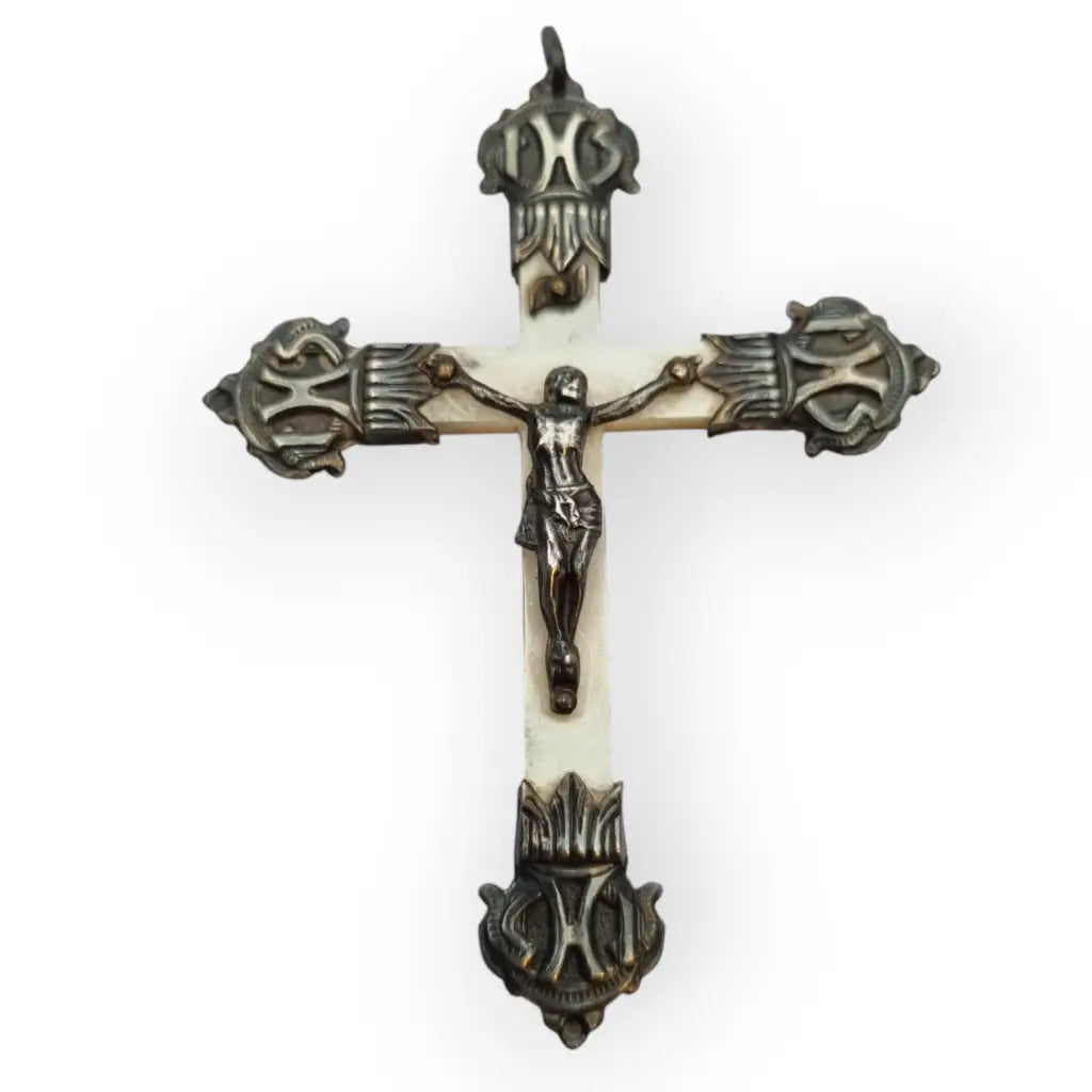 Crucifijo antiguo de nácar y plata con detalles religiosos en relieve regalos