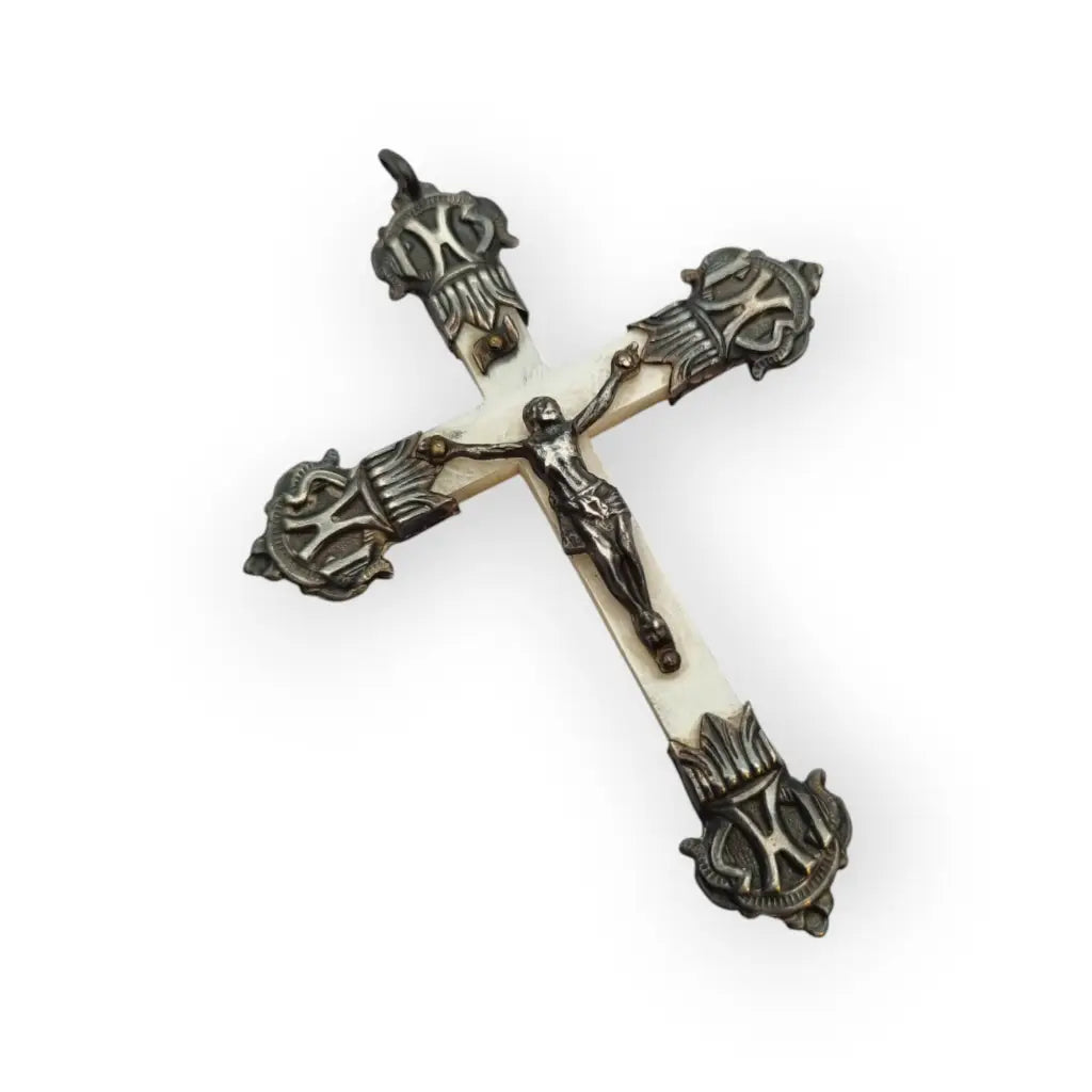 Crucifijo antiguo de nácar y plata con detalles religiosos en relieve regalos