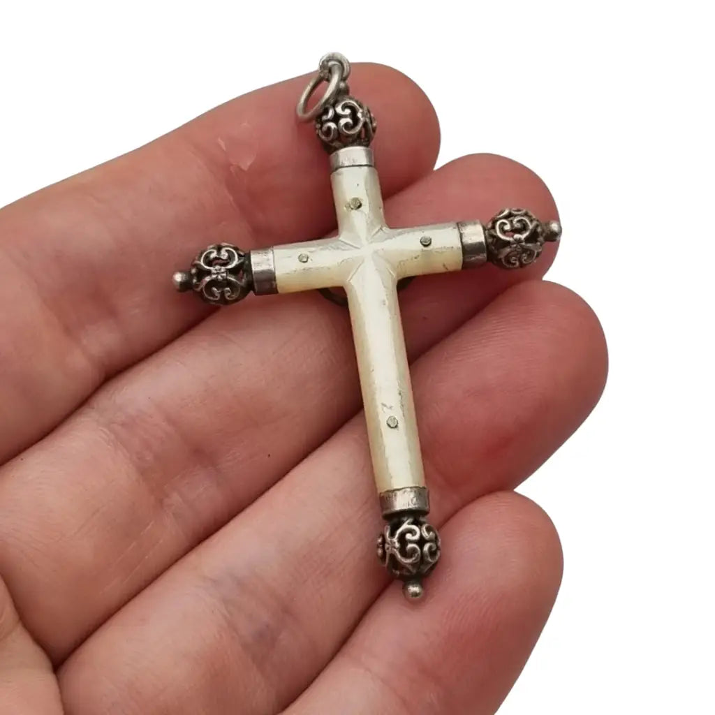 Crucifijo antiguo de nácar y plata diseño barroco filigrana Cristo