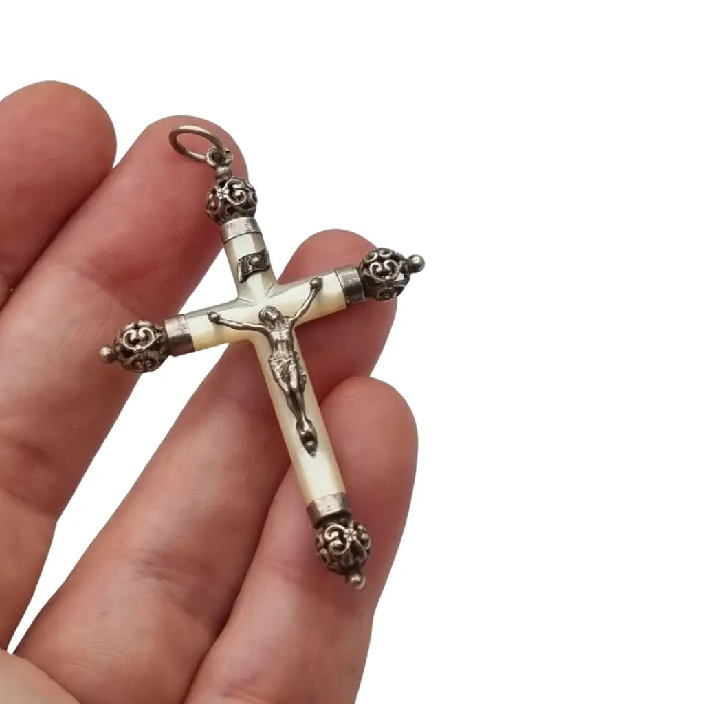 Crucifijo antiguo de nácar y plata diseño barroco filigrana Cristo