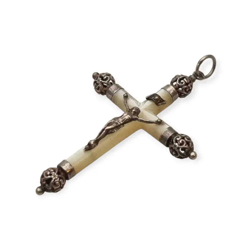 Crucifijo antiguo de nácar y plata diseño barroco filigrana Cristo