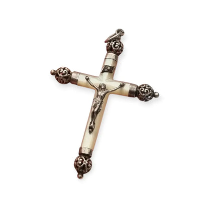 Crucifijo antiguo de nácar y plata diseño barroco filigrana Cristo