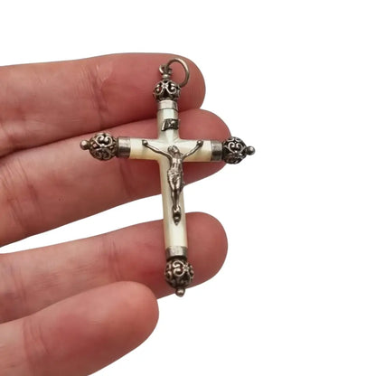 Crucifijo antiguo de nácar y plata diseño barroco filigrana Cristo