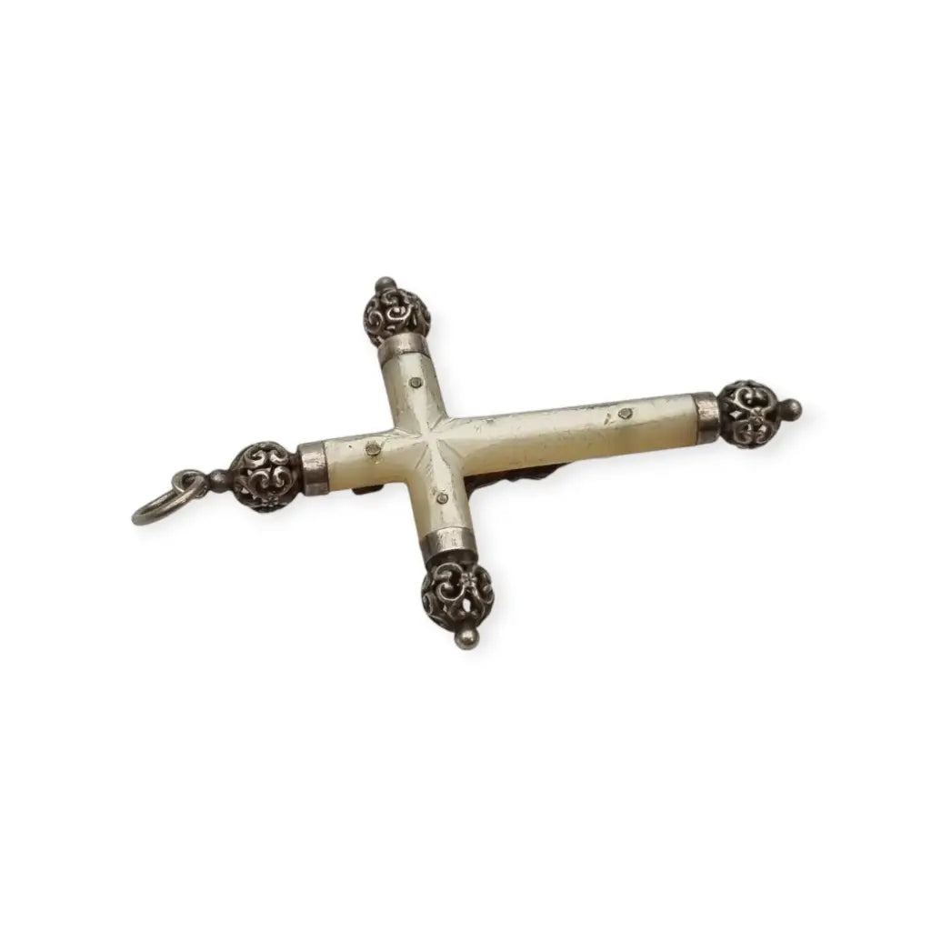 Crucifijo antiguo de nácar y plata diseño barroco filigrana Cristo