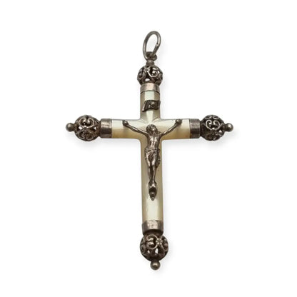 Crucifijo antiguo de nácar y plata diseño barroco filigrana Cristo