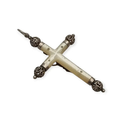 Crucifijo antiguo de nácar y plata diseño barroco filigrana Cristo