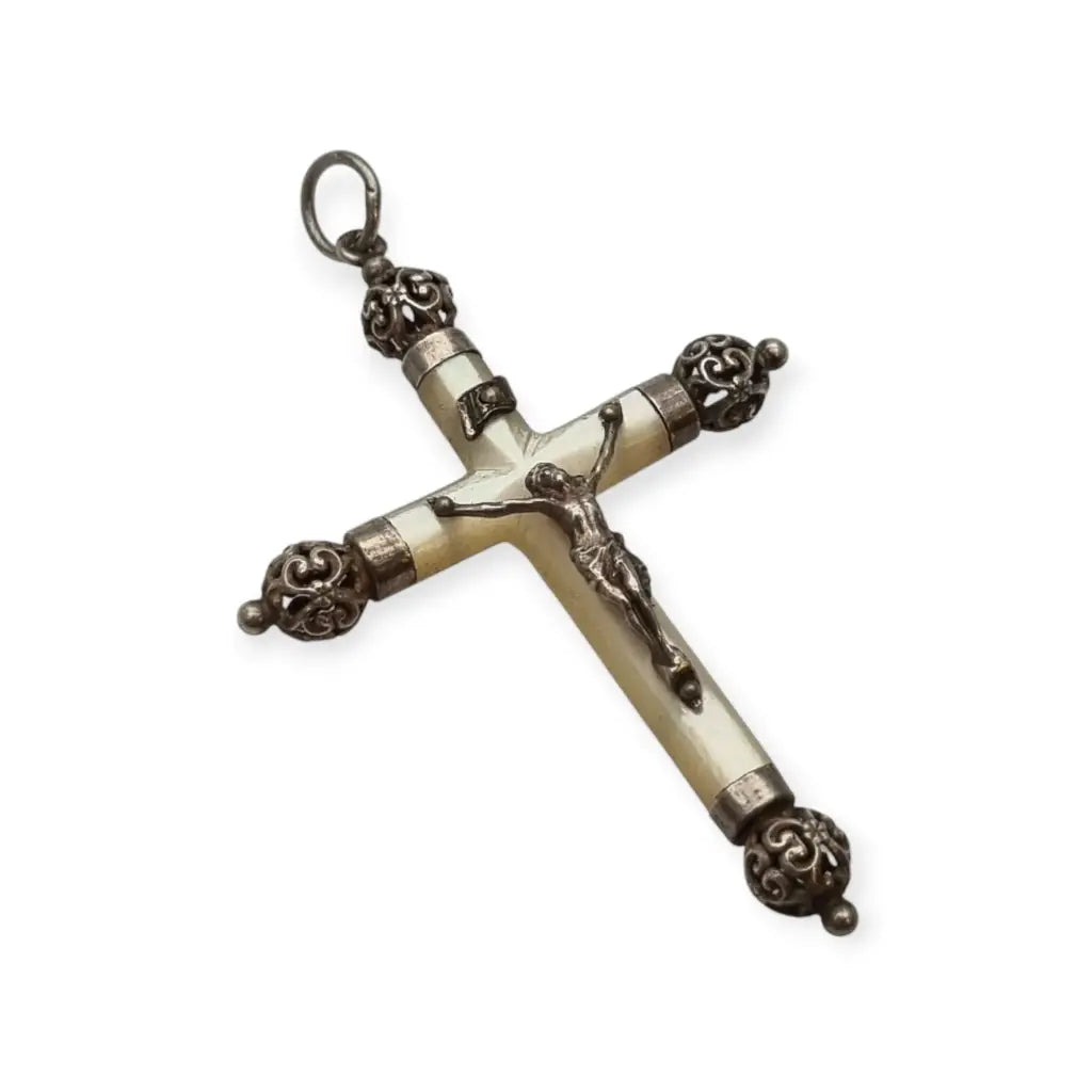 Crucifijo antiguo de nácar y plata diseño barroco filigrana Cristo