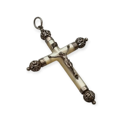 Crucifijo antiguo de nácar y plata diseño barroco filigrana Cristo