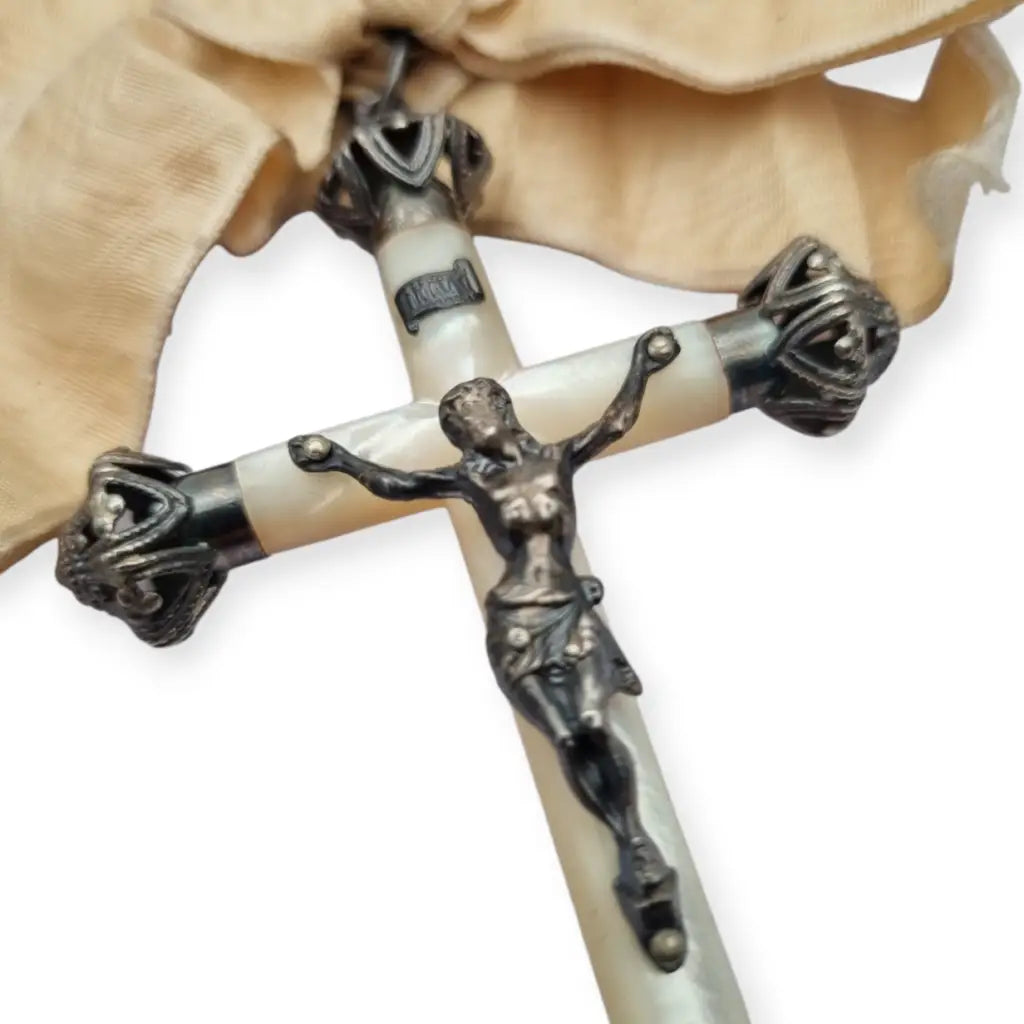 Crucifijo de nácar y plata con lazo original trabajo devocional circa.