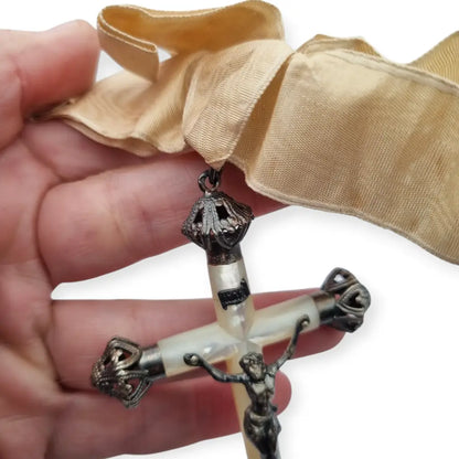 Crucifijo de nácar y plata con lazo original trabajo devocional circa.